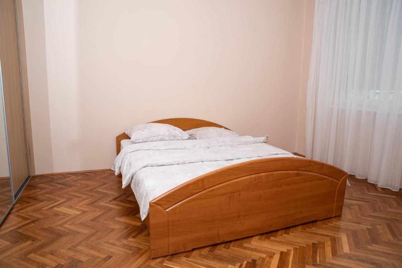Lovely One Bedroom Apartment Nové Zámky Esterno foto